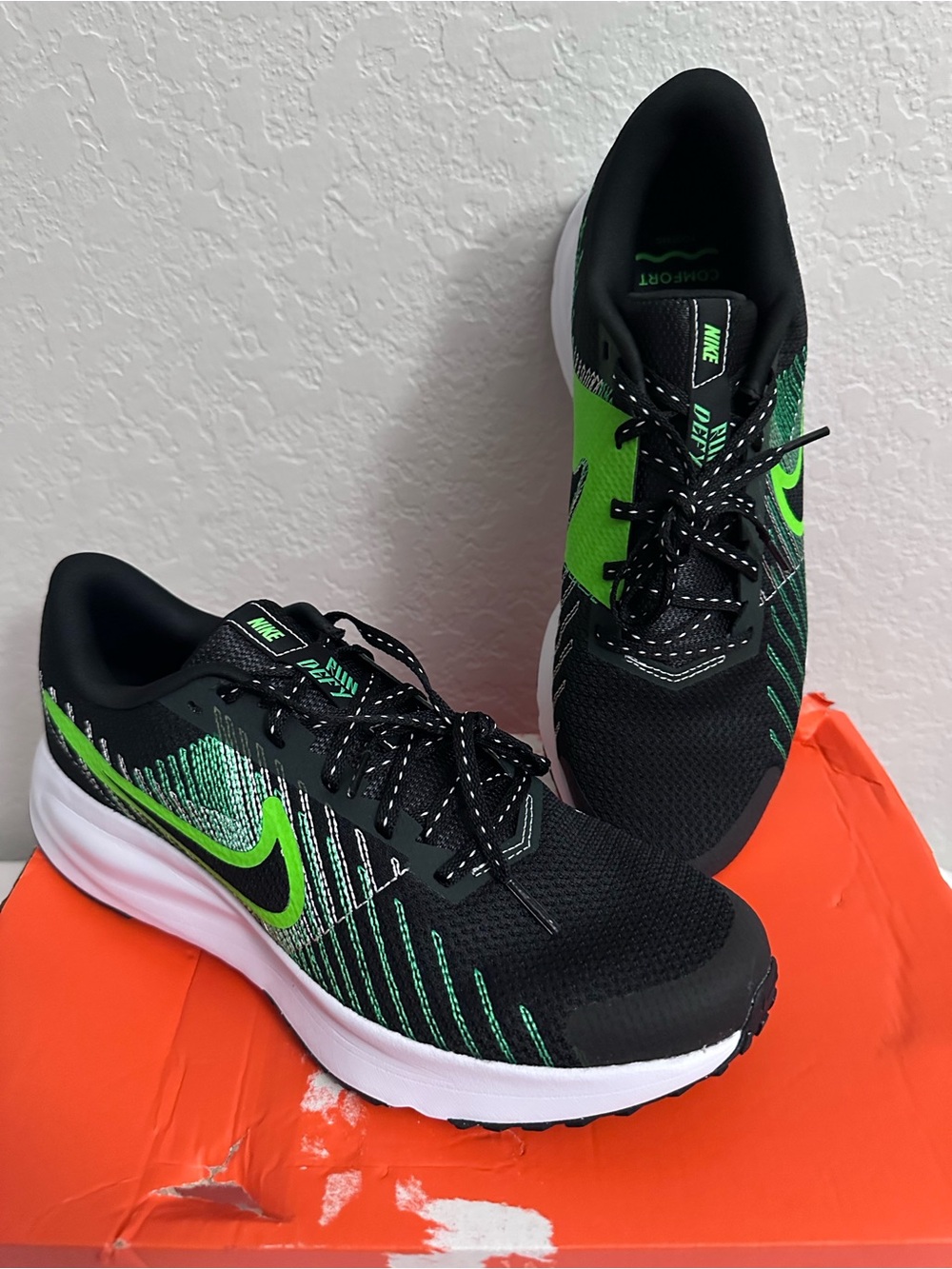 NIKE RUN DEFY Black/Green Strike-Green Shock Running Shoes Mens 9 New In Box